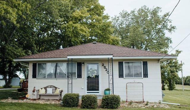 Charming 2-bedroom house comfortable cottage in the country but close to city