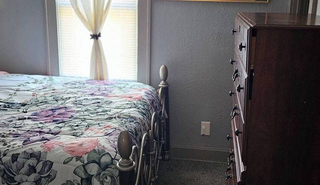Charming 2-bedroom bungalow house in brilliant Kansas City KS with AC, WiFi