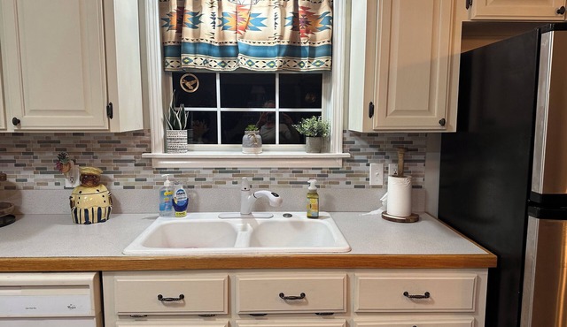 Charming 2-bedroom house on a large pound with WiFi, AC in lovely Lake Charles