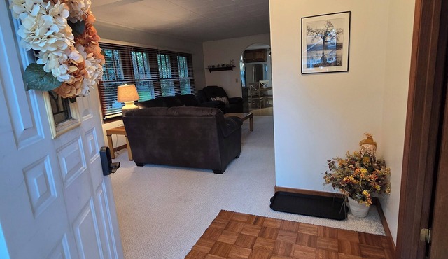Charming 2-bedroom cottage minutes away from Linn Pier on Lake Geneva
