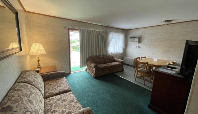 Charming 2-bedroom condo with fitness room, WiFi in Wonderful Lake George
