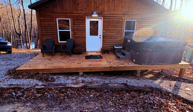 Charming 2-bedroom cabin in enchanting Hocking Hills with WiFi, AC