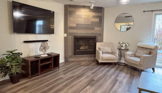 Charming 2-bedroom apartment in fabulous Lee's Summit Downtown