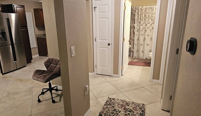 Charming 2-bedroom/1Ba house with WiFi, AC, Laundry - - Non Smoking