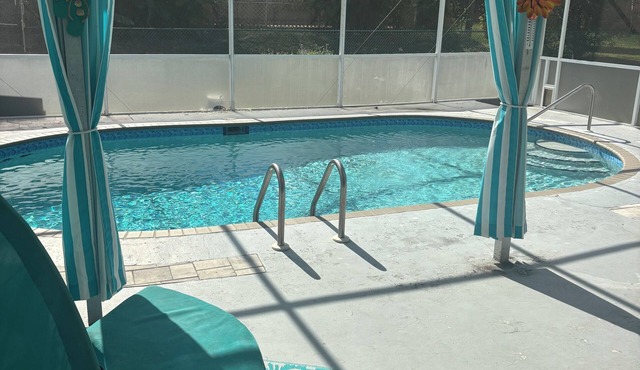 Charming 2-bedroom pool home with AC, WiFi in Lehigh Acres