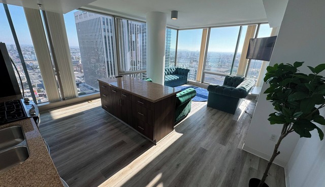 Charming 2-bedroom condo with AC, fitness room, WiFi in fabulous Los Angeles