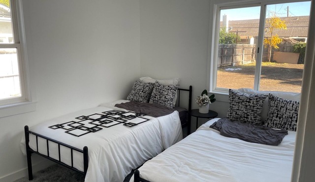 Charming 2-bedroom house in the heart of Tarzana located near the 101 freeway