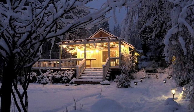 Charming 2-Bedroom River Cottage With Cedar River Trail Access in Maple Valley