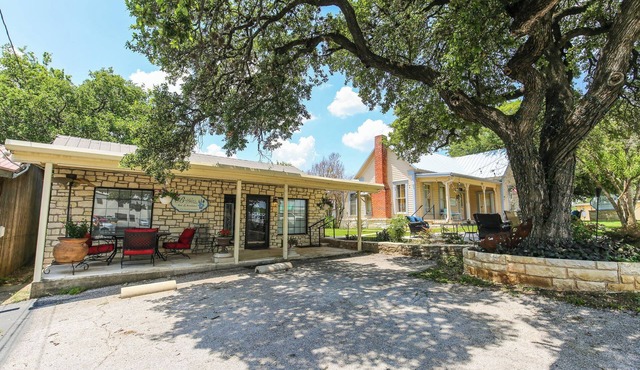 Charming 2-bedroom cottage with AC, WiFi in Marble Falls