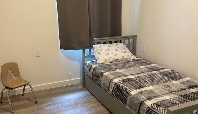 Charming 2-bedroom apartment in fabulous Marble Hill with AC