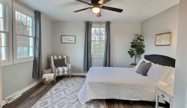 Charming 2 Bedroom Cottage in Beautiful Martinsville!