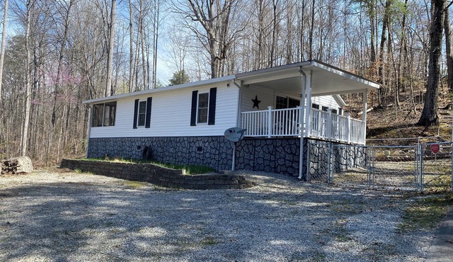 Charming 2-bedroom home, sleeps 6, near Hickory Star Marina. Boat parking