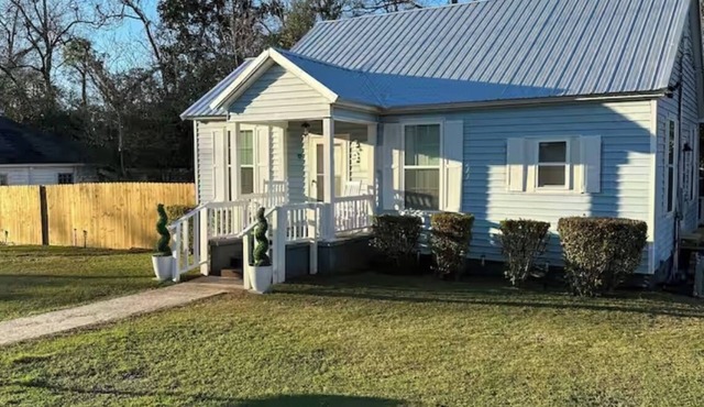 Charming 2-bedroom house in Monroeville with Wi-Fi and AC.