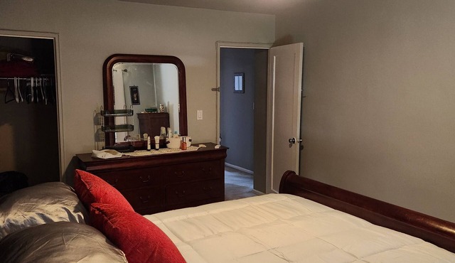 Charming 2-bedroom apartment in lovely Mount Vernon with free parking on site