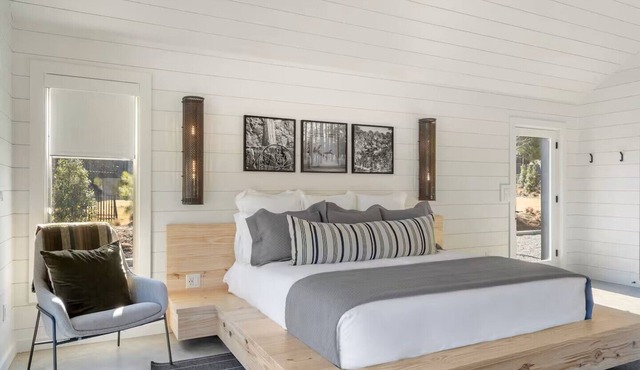 Charming 2-bedroom, lakeside cabin at Lake Cypress Springs in Mt. Vernon, TX