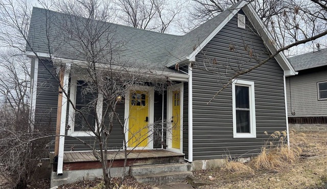 Charming 2-bedroom bungalow. Just 750 feet from the Katy Trail!