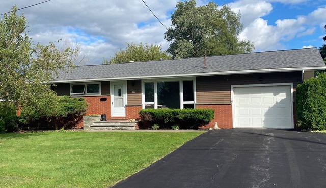 Charming 2-bedroom house in New Hartford with parking