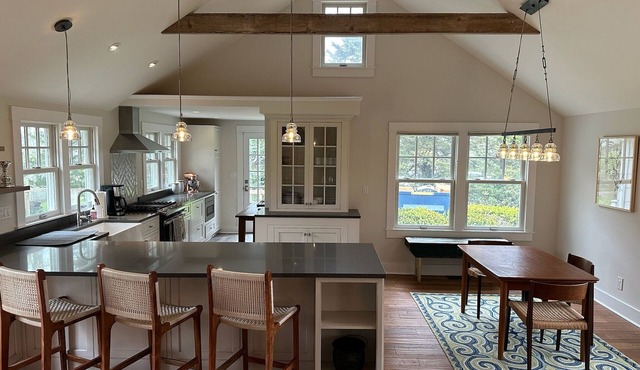 Charming 2 bedroom house in Quaint New Suffolk -short walk to New suffolk Beach