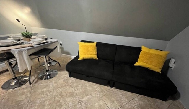 Charming 2 bedroom apartment in wonderful North Bergen with AC WiFi