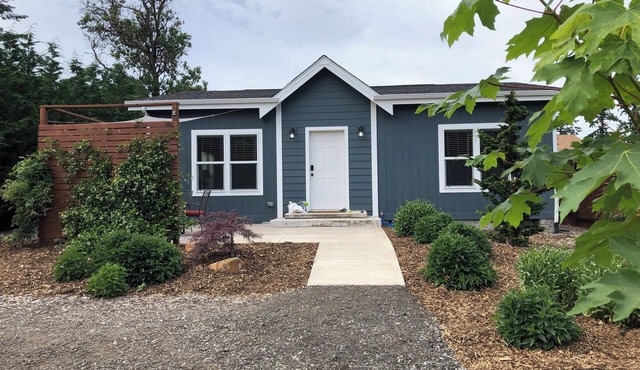 Charming 2-bedroom house in lovely Oregon City with AC, WiFi