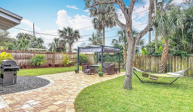 Charming 2-bedroom bungalow with AC, WiFi in peaceful Ormond By The Sea