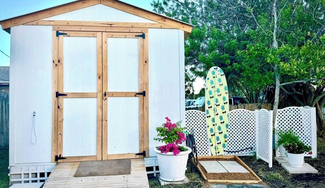 Charming 2-bedroom Beach Cottage Steps from the Sand!