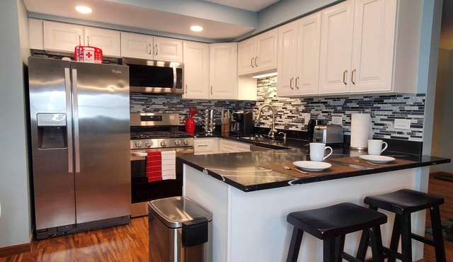 Charming 2-Bedroom Apt. King Bed, Desk, Fast WiFi, A/C, Near Hospitals