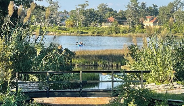 Charming 2-bedroom cottage with access to Pretty Bayou & the Gulf of Mexico.