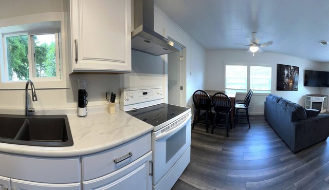 Charming 2-bedroom cottage with WiFi and AC in brilliant Pelican Lake