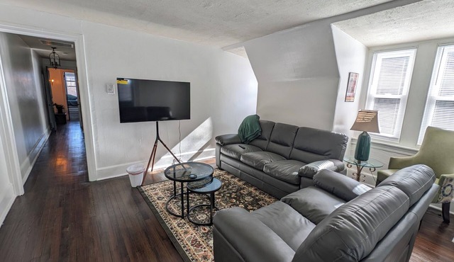 Charming 2-bedroom apartment w/WiFi, AC in phenomenal Germantown, Philadelphia