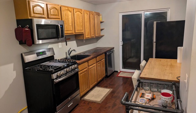 Charming 2-bedroom townhome with WiFi, AC in vibrant Philadelphia