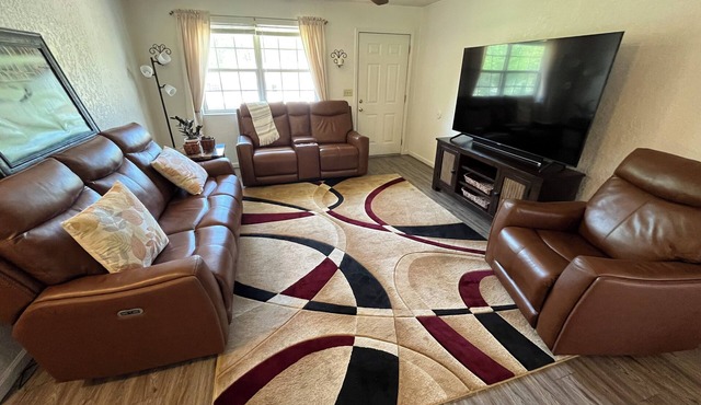 Charming 2-bedroom house with 2 KING BEDS in Pleasant Poplar Bluff