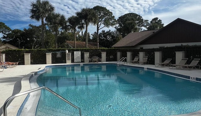 Charming 2-bedroom townhome with WiFi, AC in peaceful Port Orange.