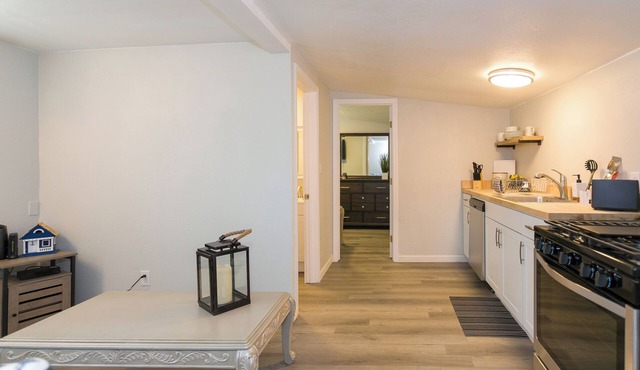 Charming 2-bedroom house with AC, WiFi in enchanting Porterville