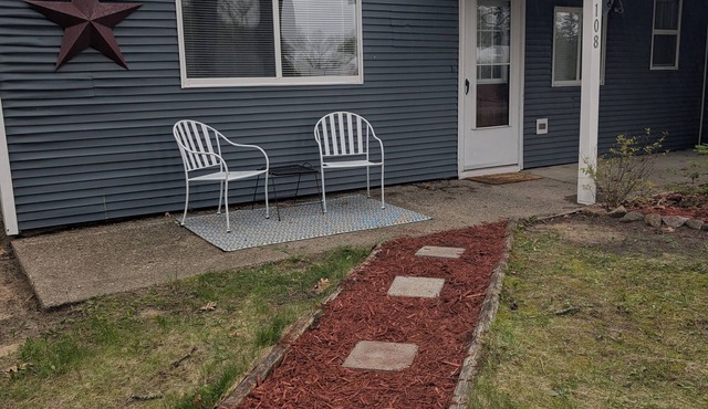 Charming 2-bedroom cottage in tranquil Prudenville with WiFi, AC