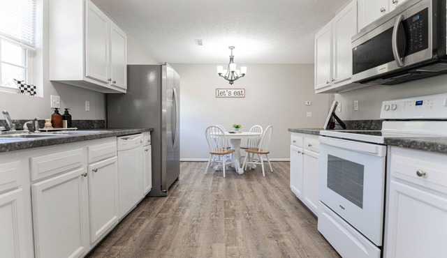 Charming 2-bedroom, 2-bathroom house with AC and WiFi in Saint James