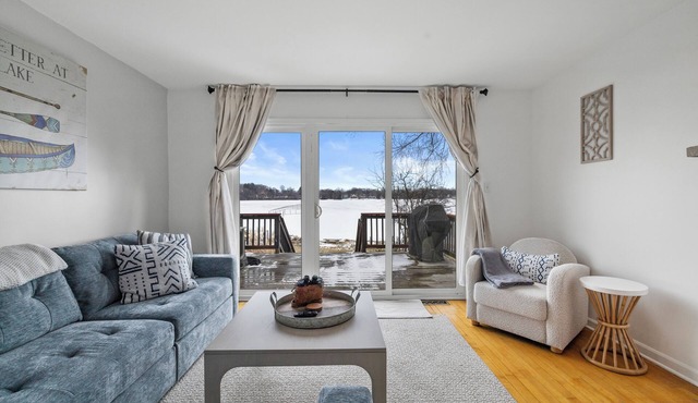 Charming 2-bedroom Lake House Directly on Cross Lake