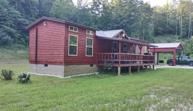 Charming 2-bedroom cabin + loft in fabulous Salyersville with AC and WiFi