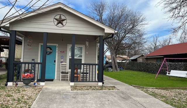 Charming 2-bedroom Cottage close to Lackland AFB, Seaworld, Alamo Downtown SA