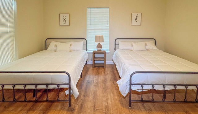Charming 2-bedroom house with WiFi and AC in amazing San Antonio