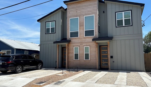 Charming 2-bedroom townhome in San Antonio with AC
