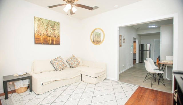 Charming 2-bedroom house in delightful San Antonio with free parking