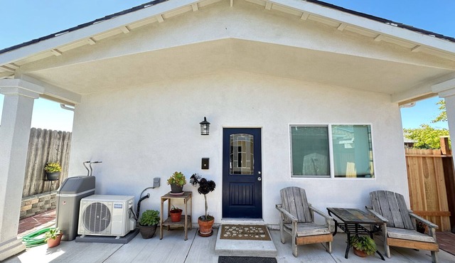 Charming 2-bedroom cottage with WiFi, AC in Santa Maria