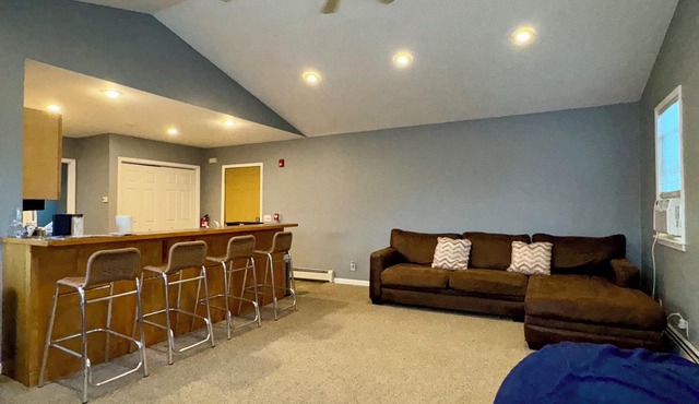 Charming 2-bedroom apartment with WiFi, AC in fabulous Seneca Falls