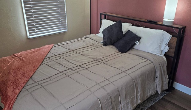Charming 2+ bedroom house in walking distance from Sanford, Augi, & U of S.F.