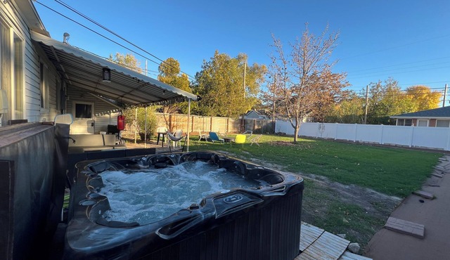 Charming 2-bedroom house with WiFi, a hot tub and 30 min away from adventure.