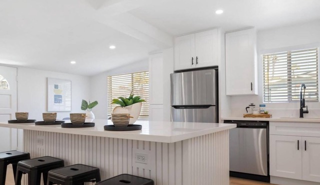 Charming 2-bedroom house in delightful Solana Beach with AC, WiFi.