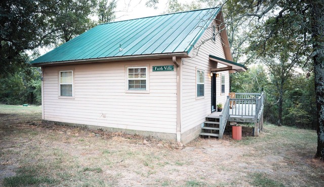 Charming 2-bedroom cottage with loft, AC, and WiFi on peaceful 295-acre property