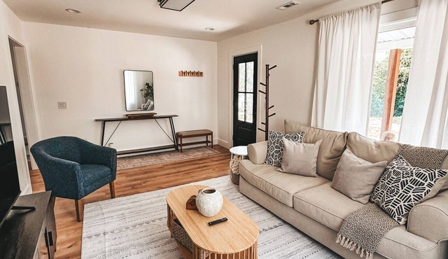 Charming 2-bedroom house with WiFi, AC in Spartanburg