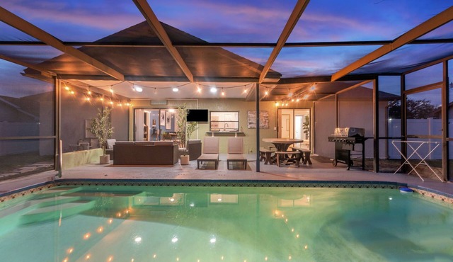 Charming 2-bedroom house with pool and fenced in backyard. Sleeps 8